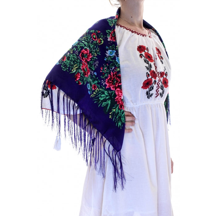 Batic traditional albastru inflorat cu franjuri