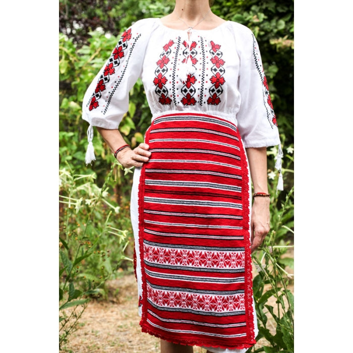 Catrinta brodata cu model traditional romanesc2