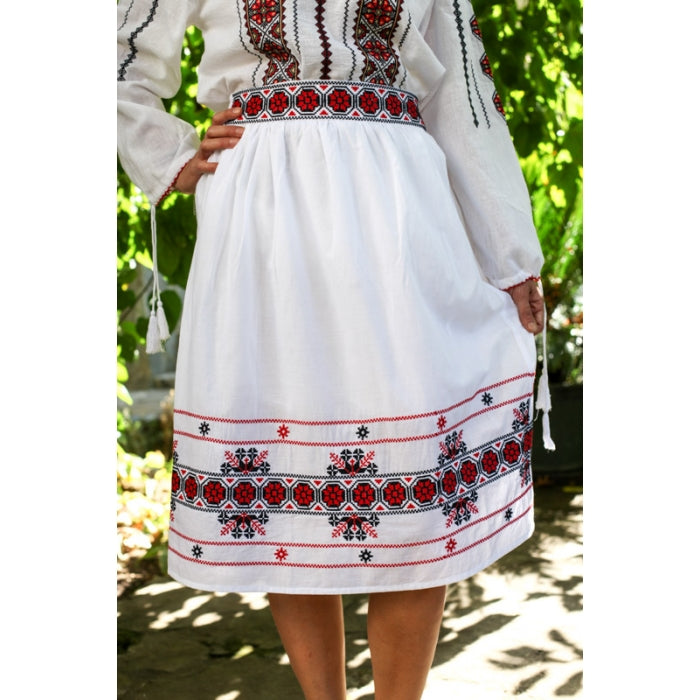 Fusta alba cu motive traditionale romanesti3