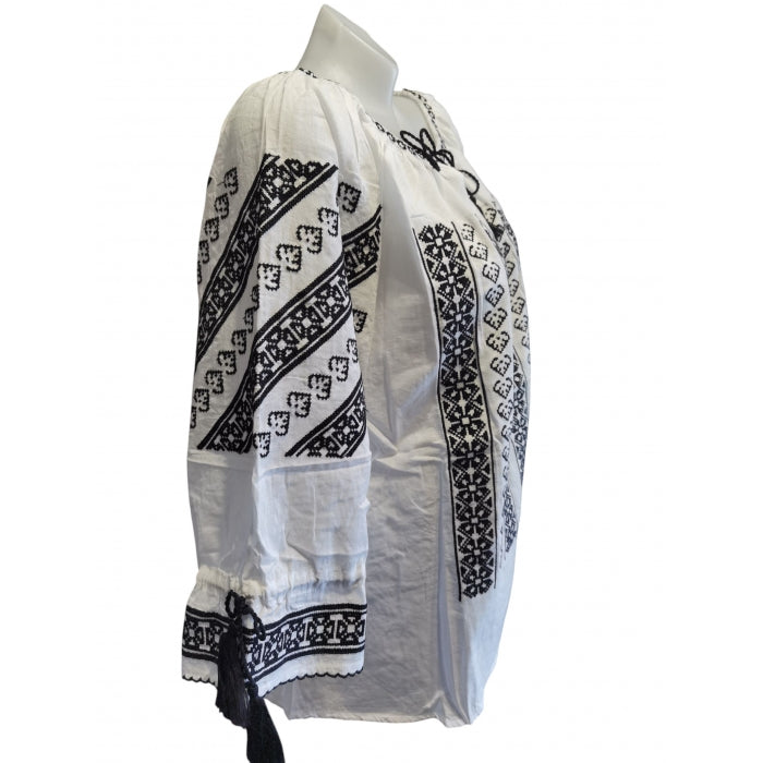 Ie Românească Albă din Bumbac cu Broderie Neagră Tradițională – Model Geometric cu Inimi
