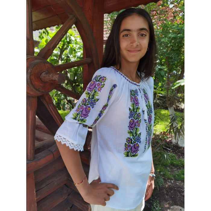 Ie Tradițională Alba din Bumbac cu Broderie Florala Mov Albastru – Mâneci Trei Sferturi