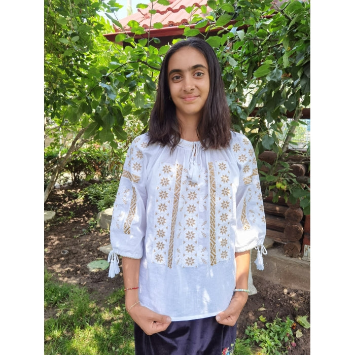 Ie tradițională albă pentru femei, broderie bej, mânecă trei sferturi – model autentic românesc