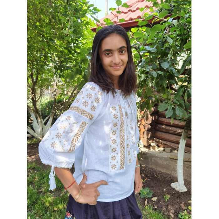 Ie tradițională albă pentru femei, broderie bej, mânecă trei sferturi – model autentic românesc
