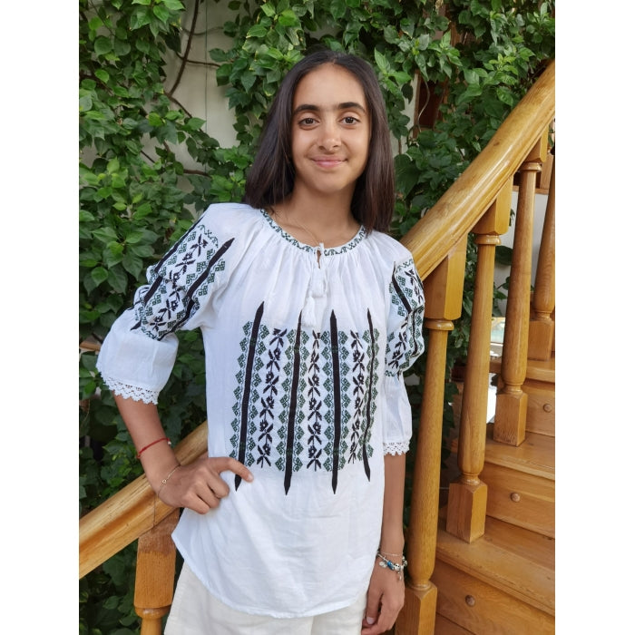 Ie Tradițională Damă – Albă, Broderie Negru-Verde, Mâneci Trei Sferturi