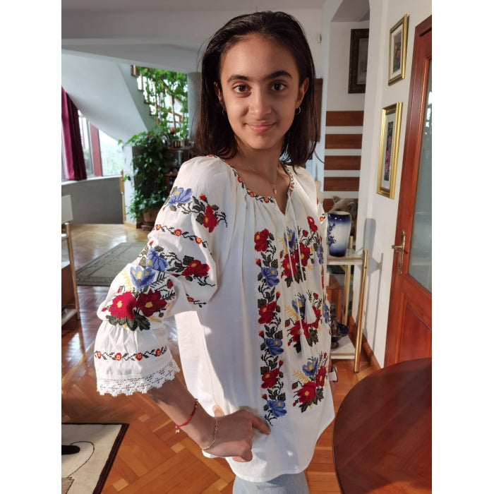 Ie Tradițională Damă cu Broderie Florală Roșie și Albastră – Mărimi S-3XL – Bumbac 100%