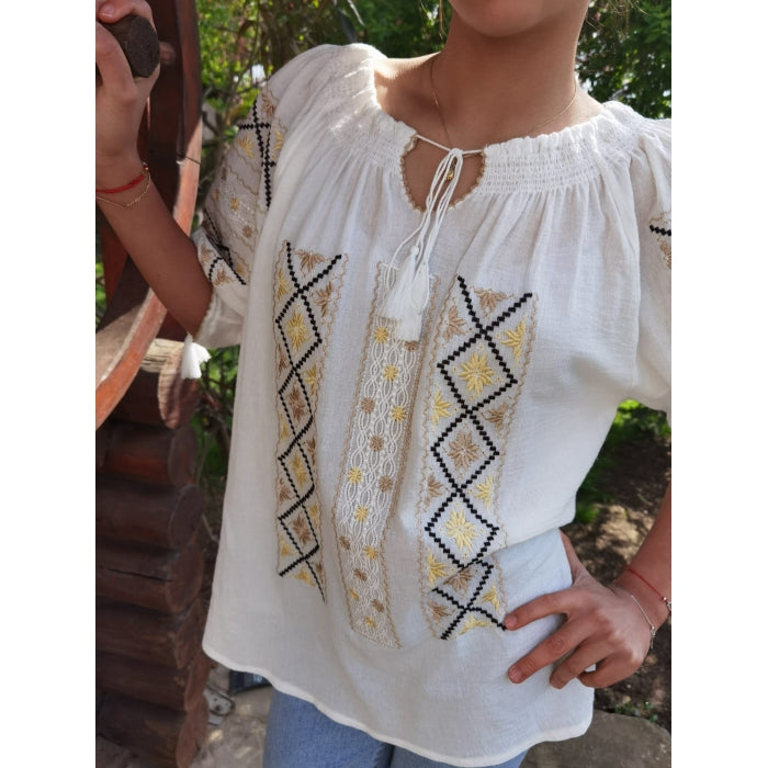 Ie Tradițională Damă cu Mâneci Scurte – Broderie Geometrică Crem și Galben – 100% Bumbac