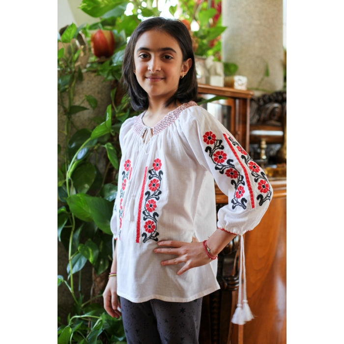 Ie Traditionala fetite ioana3