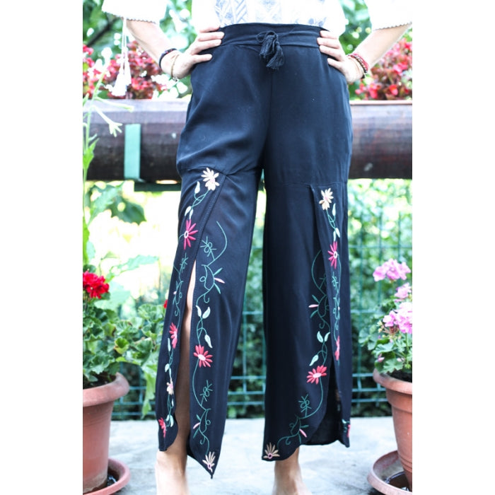 Pantaloni brodati de vara
