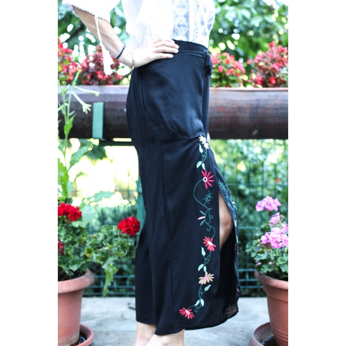 Pantaloni brodati de vara