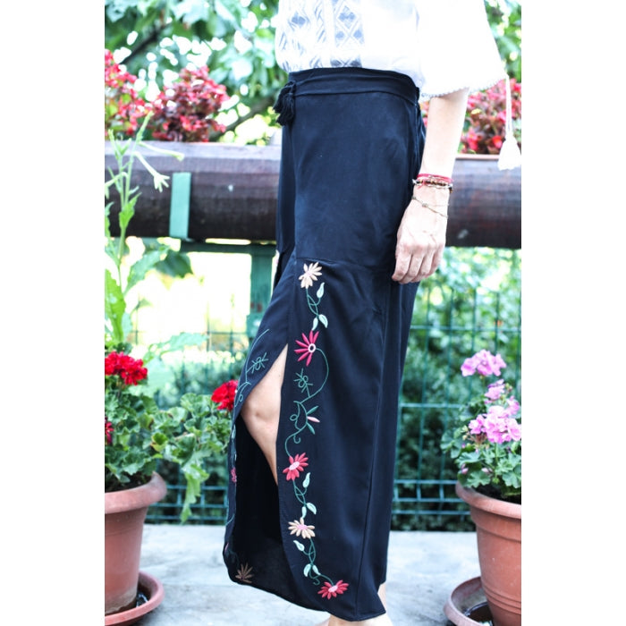 Pantaloni brodati de vara