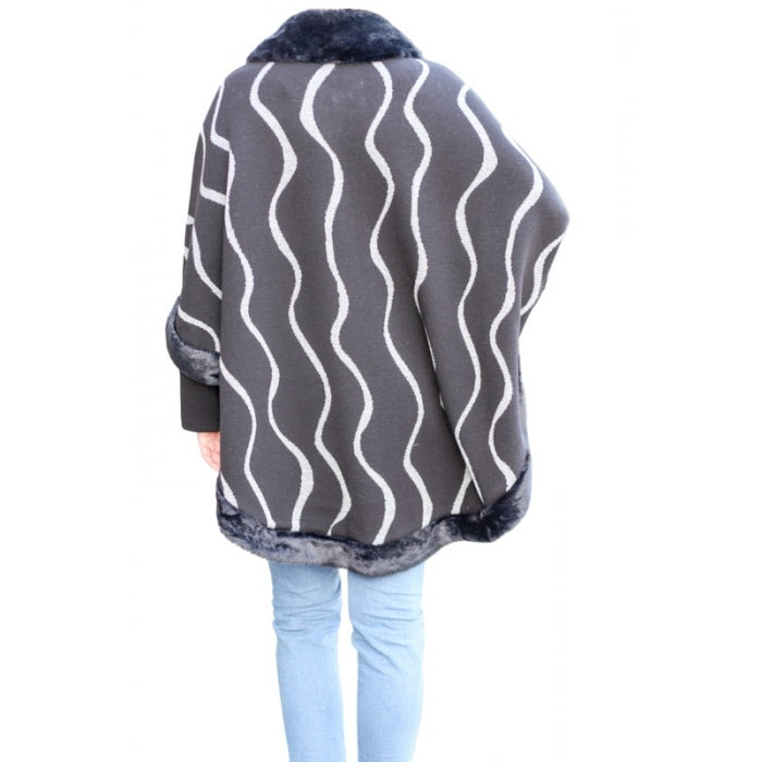 Poncho din tricot negru si alb, cu guler de blana