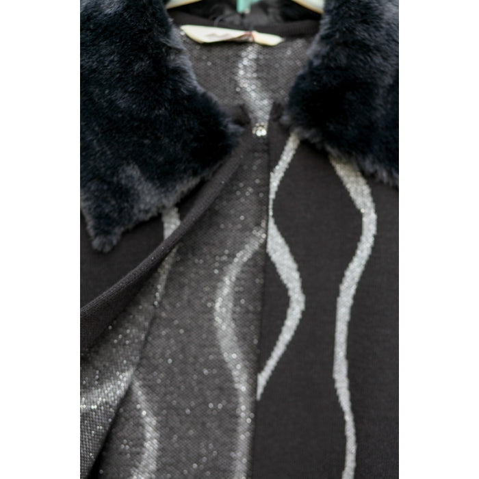 Poncho din tricot negru si alb, cu guler de blana