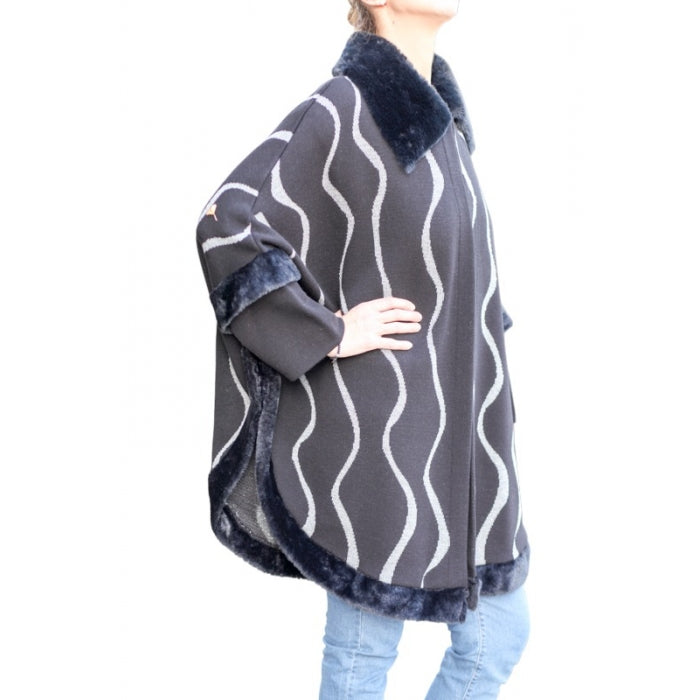 Poncho din tricot negru si alb, cu guler de blana