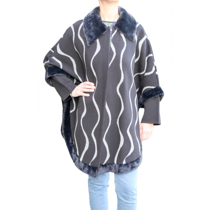 Poncho din tricot negru si alb, cu guler de blana