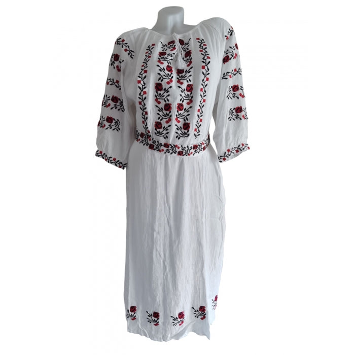 Rochie Tradițională Albă cu Broderie Roșie și Neagră – Marimi S-3XL