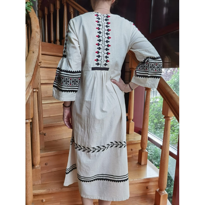 Rochie Tradițională din In cu Broderie Neagră și Roșie – Stil Autentic Românesc, Mărimi S-3XL