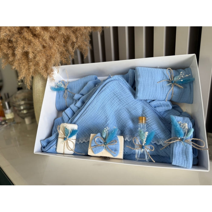 Trusou botez muselină 8 piese, complet, cu cufăr prima șuviță și sticluță ulei