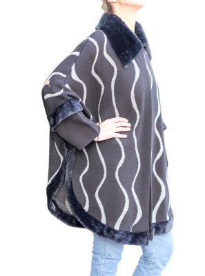 Poncho din tricot negru si alb, cu guler de blana