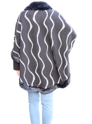 Poncho din tricot negru si alb, cu guler de blana