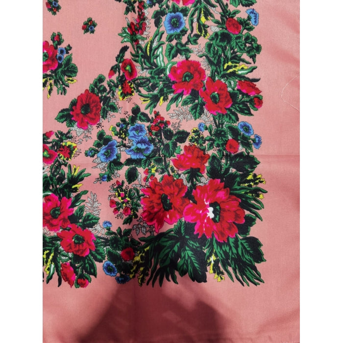 Batic tradițional roz pudră cu franjuri și flori – 98x98 cm