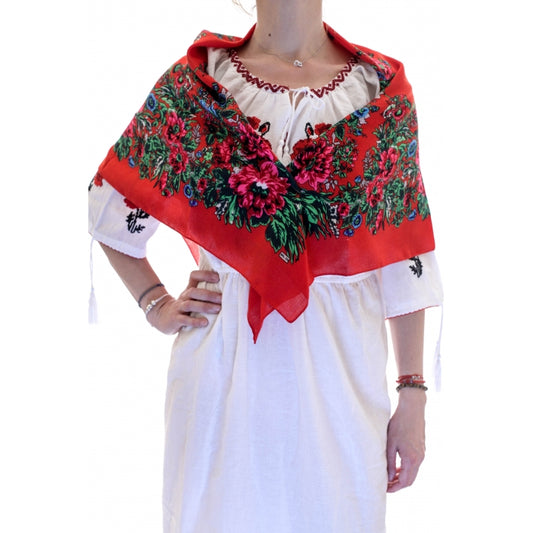Batic traditional inflorat rosu
