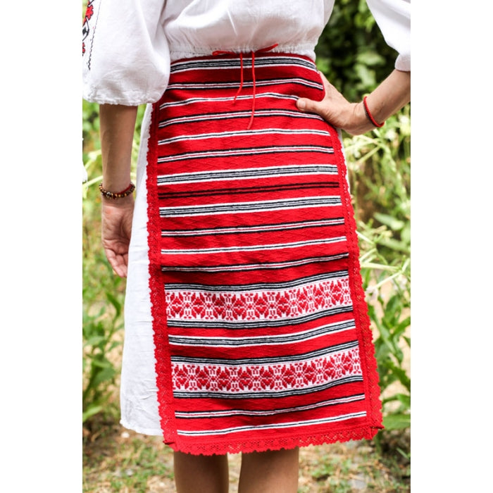 Catrinta brodata cu model traditional romanesc2