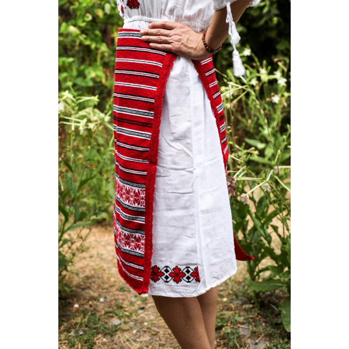 Catrinta brodata cu model traditional romanesc2