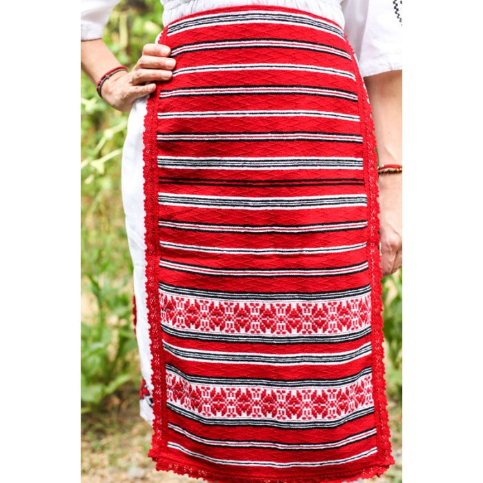 Catrinta brodata cu model traditional romanesc2