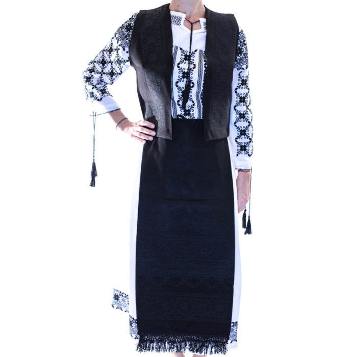 Costum traditional set cu motive geometrice2