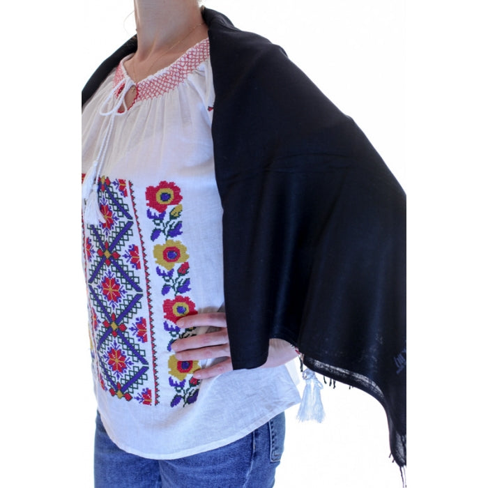 Esarfa neagra cu franjuri