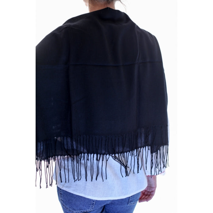 Esarfa neagra cu franjuri