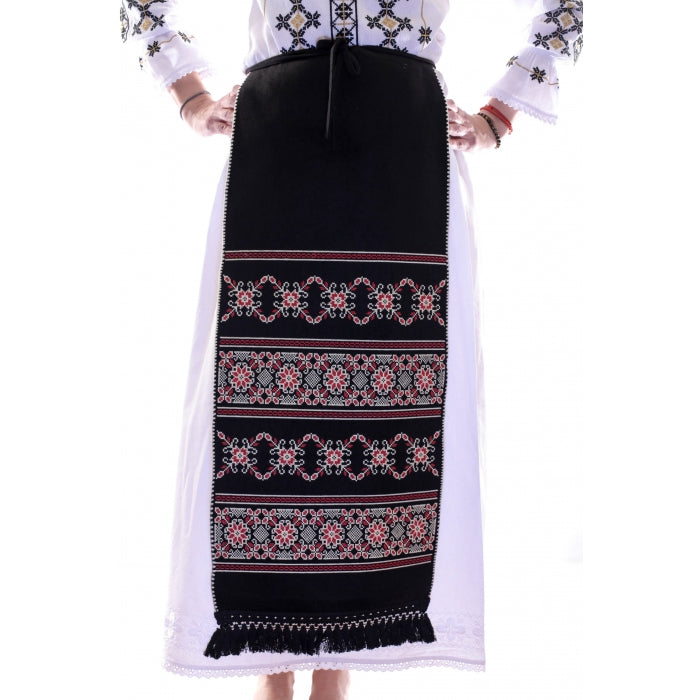 Fota brodata cu model traditional Mariuta2