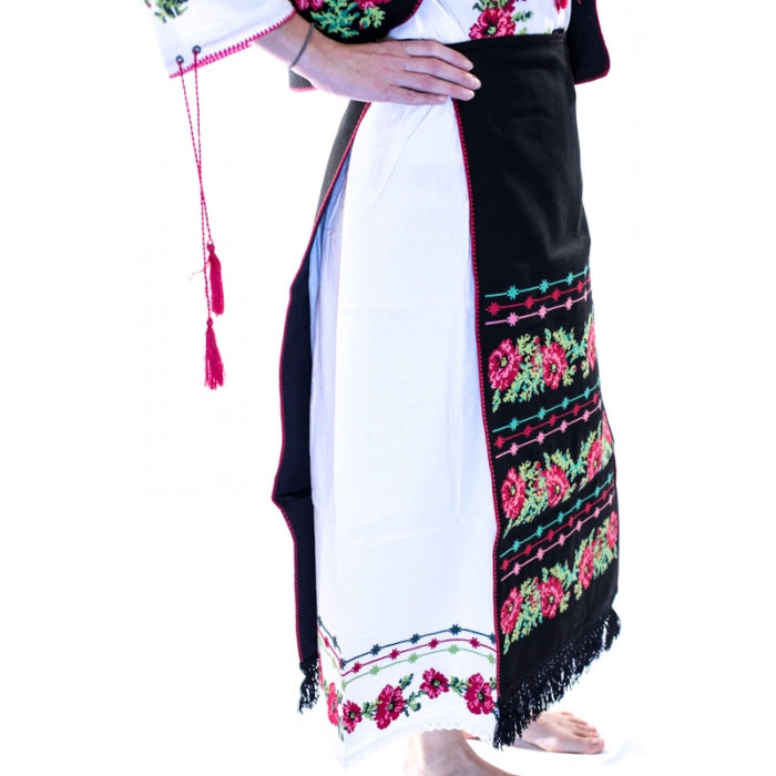 Fota brodata stilizata cu model floral traditional romanesc