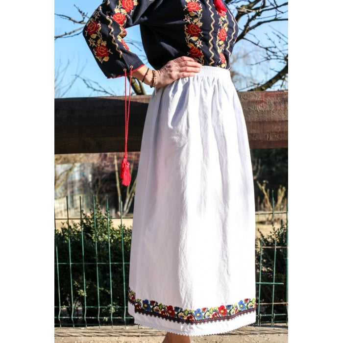 Fusta alba cu motive traditionale romanesti4