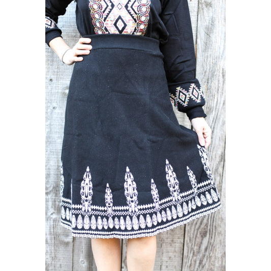 Fusta neagra din tricot cu motive traditionale romanesti