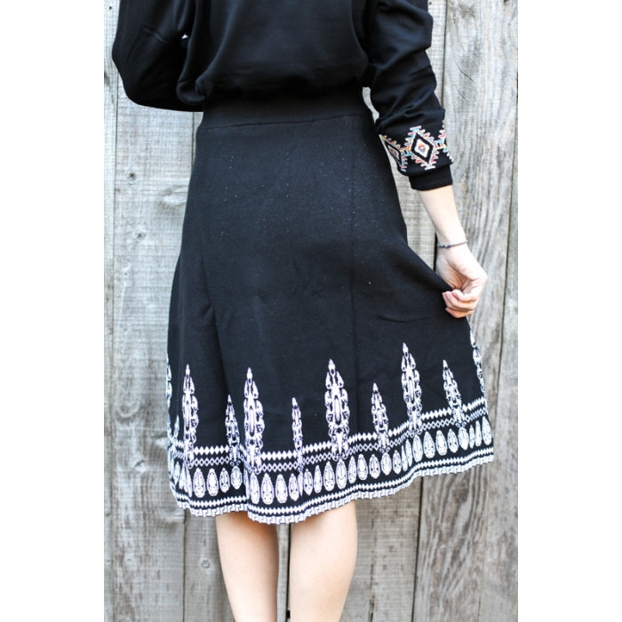 Fusta neagra din tricot cu motive traditionale romanesti
