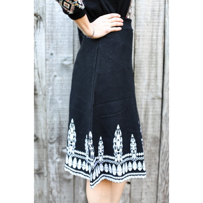 Fusta neagra din tricot cu motive traditionale romanesti