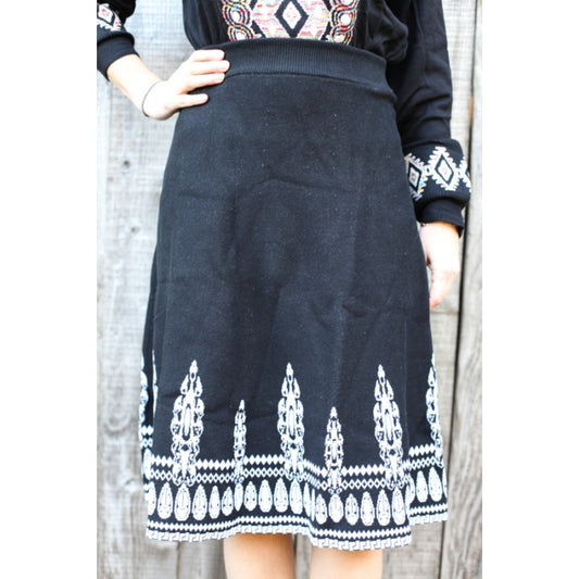 Fusta neagra din tricot cu motive traditionale romanesti