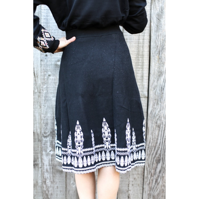 Fusta neagra din tricot cu motive traditionale romanesti
