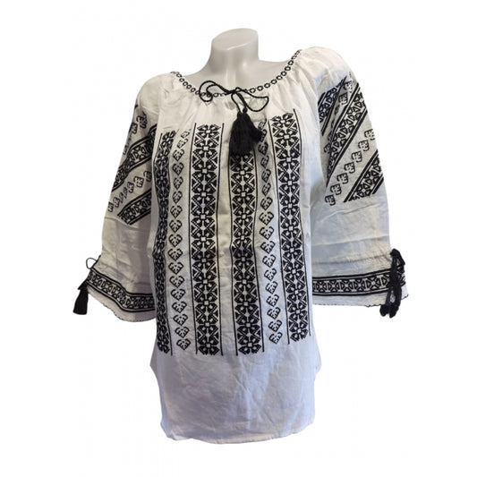 Ie Românească Albă din Bumbac cu Broderie Neagră Tradițională – Model Geometric cu Inimi