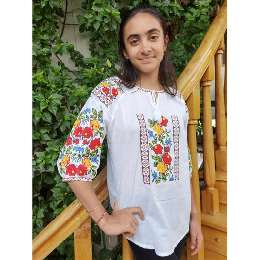 Ie Tradițională Albă din Bumbac cu Broderie Florala Multicolora – Mâneci Trei Sferturi