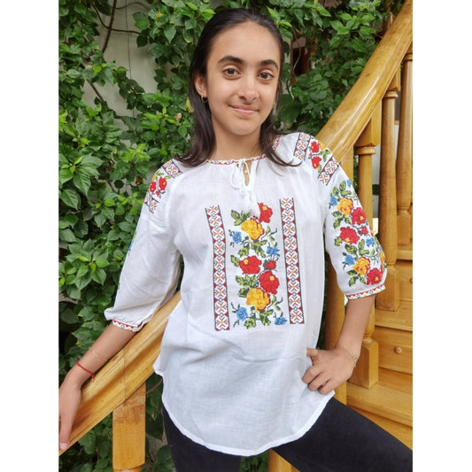 Ie Tradițională Albă din Bumbac cu Broderie Florala Multicolora – Mâneci Trei Sferturi