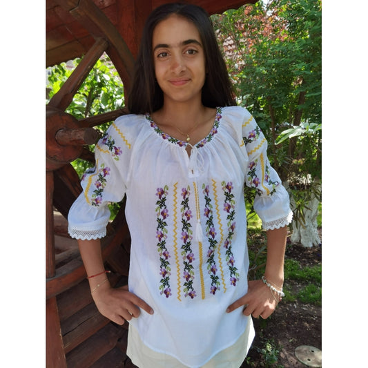 Ie Tradițională Alba din Bumbac cu Broderie Florala2 – Mâneci Trei Sferturi