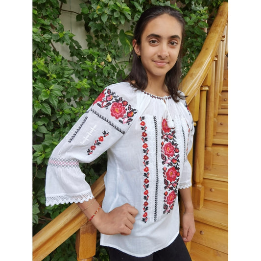 Ie Tradițională Albă din Bumbac cu Broderie Florala – Mâneci Trei Sferturi