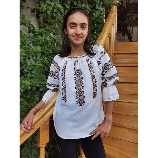 Ie Tradițională Albă din Bumbac cu Broderie Geometrică/Maro/Negru– Mâneci Trei Sferturi