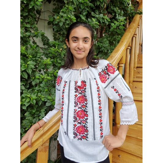 Ie Tradițională Albă din Bumbac cu Broderie Florala – Mâneci Trei Sferturi