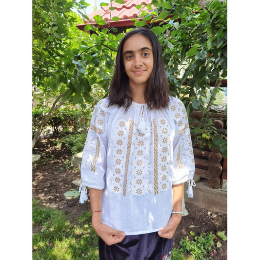 Ie tradițională albă pentru femei, broderie bej, mânecă trei sferturi – model autentic românesc