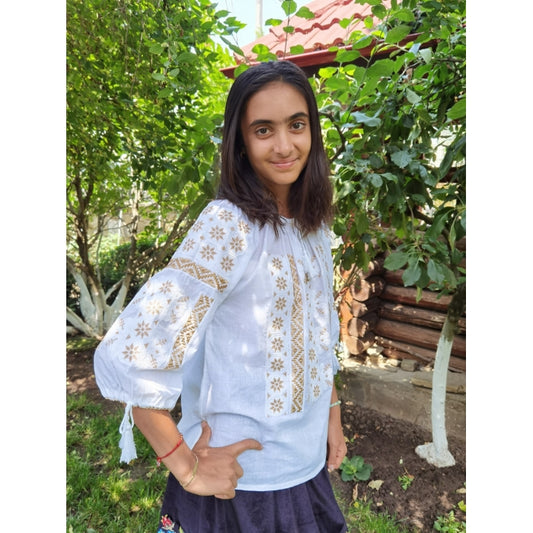 Ie tradițională albă pentru femei, broderie bej, mânecă trei sferturi – model autentic românesc