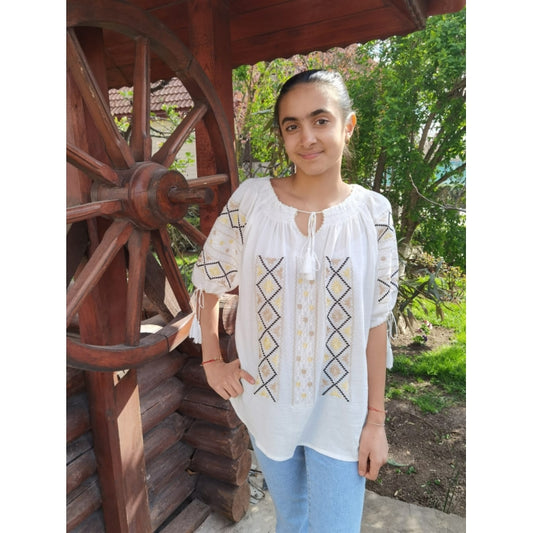 Ie Tradițională Damă cu Mâneci Scurte – Broderie Geometrică Crem și Galben – 100% Bumbac