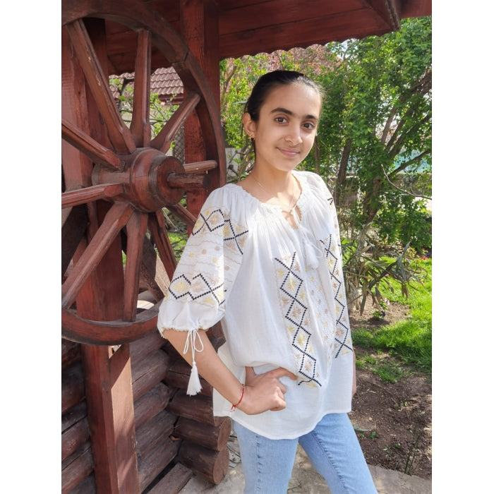 Ie Tradițională Damă cu Mâneci Scurte – Broderie Geometrică Crem și Galben – 100% Bumbac